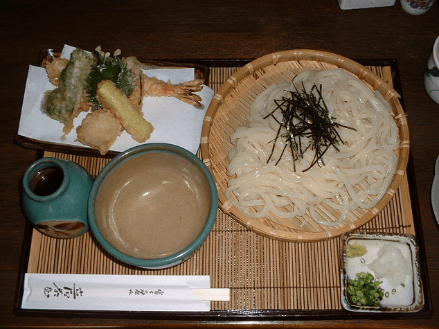 器に盛られたうどん